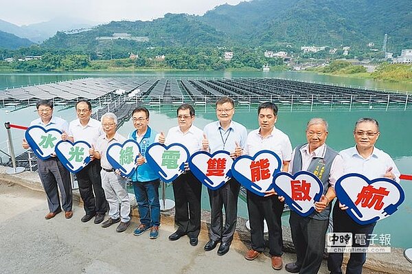 台電董事長楊偉甫(中)等人出席大甲溪水上光電站啟用典禮。(王文吉攝)