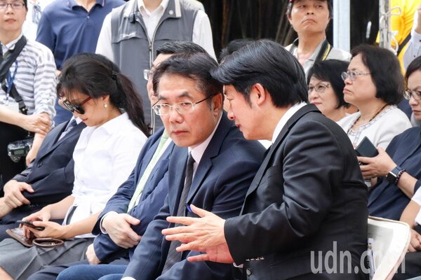行政院長賴清德（右一）今至台南出席「先進台南前瞻啟航」記者會，與民進黨台南市長參選人黃偉哲（右二）比鄰而坐，兩人頻頻交談。記者鄭維真／攝影 