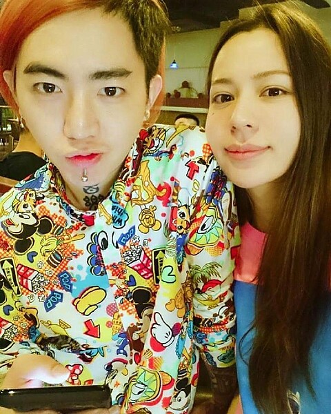 謝和弦(左)常對外表達對老婆的愛。圖/摘自臉書