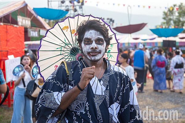 百鬼夜行祭為花蓮縣鳳林鎮特有活動,吸引許多民眾上街扮鬼。記者蔡翼謙/攝影