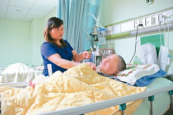 來自越南的阿琳，在台擔任看護十四年，細心照顧伯伯身體狀況，即便雇主希望她偶爾可以放假休息，盡責的阿琳總是隨時待在伯伯身邊。 記者許政榆／攝影