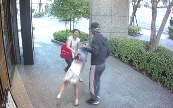 周姓男子在街頭當著吳姓婦人面前強拉其7歲女兒,被路人制止才作罷離開,案發時警方未逮捕他隨案移送,僅函送法辦。記者李奕昕/翻攝