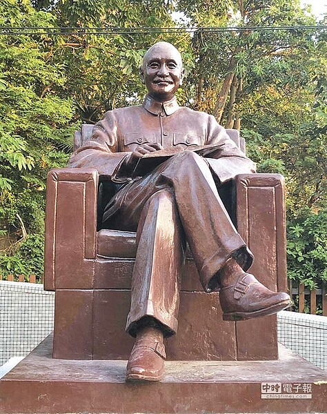 位於政大中正圖書館大廳的蔣公銅像。(政大提供)
