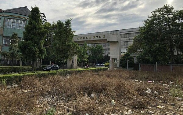 桃園市議員黃敬平指出，平鎮區北勢國小利用除草劑除草，大片草地枯稿一片，了無生氣。 圖／市議員黃敬平提供
