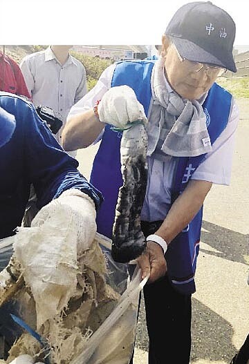 中油董事長戴謙昨親率同仁與地方居民共700人，一起在桃園觀塘預定地進行淨灘活動。（王玉樹攝）
