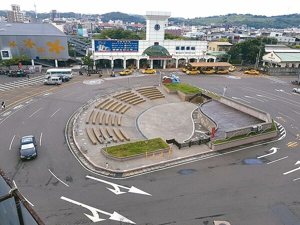苗栗火車站周邊環境將大改造，東站前圓環表演舞台將廢除改為景觀圓環，改善行車動線。 圖／聯合報系資料照片
