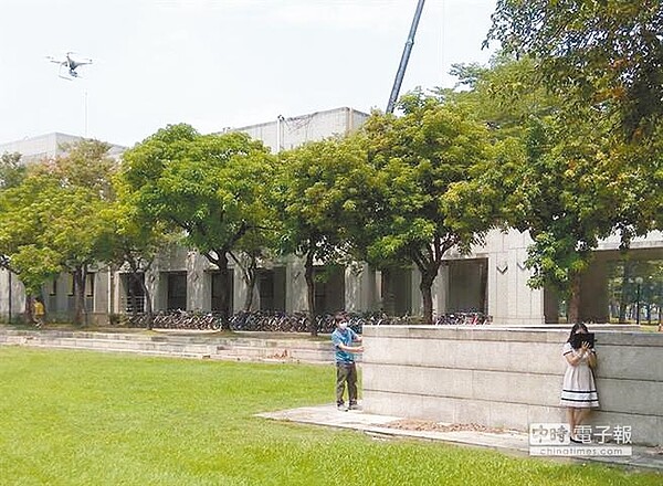 雲林科技大學的無人機宛如空中保全,能從高空巡檢各校舍是否有破損,而遇可疑人物也會跟隨監控,充當保鏢護送女師生回家。(許素惠攝)