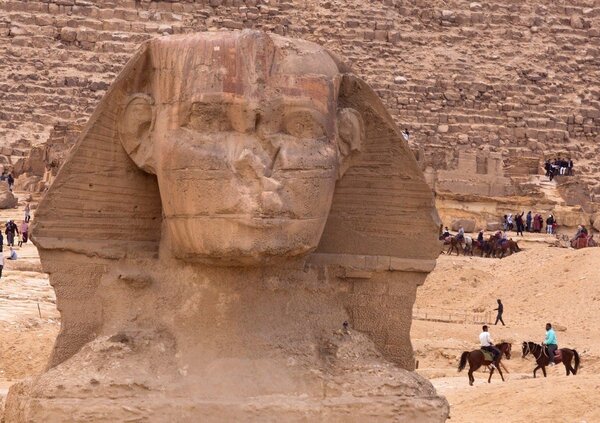 埃及古文物官員日前表示，該國工人在修築道路時意外發現新的獅身人面像。圖為吉薩大金字塔旁的獅身人面像。美聯社