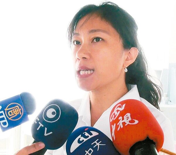 行政院發言人Kolas Yotaka（圖）昨在高雄說，政府在8月6日已核定開放英國豬肉進口，這項談判2004年即已啟動，沒有任何交換條件。英國豬完全沒有瘦肉精，安全無虞，國人可以不用擔心。不過，高雄、屏東兩地養豬協會都反對開放豬肉進口。 圖／記者王昭月攝影
