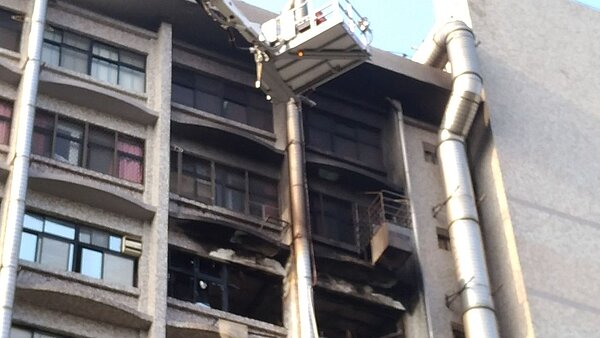 新北市新莊區的衛福部臺北醫院,今天凌晨4時許傳出火警,災害共造成23人送醫,其中16人被救出時已無生命跡象。記者林昭彰/攝影