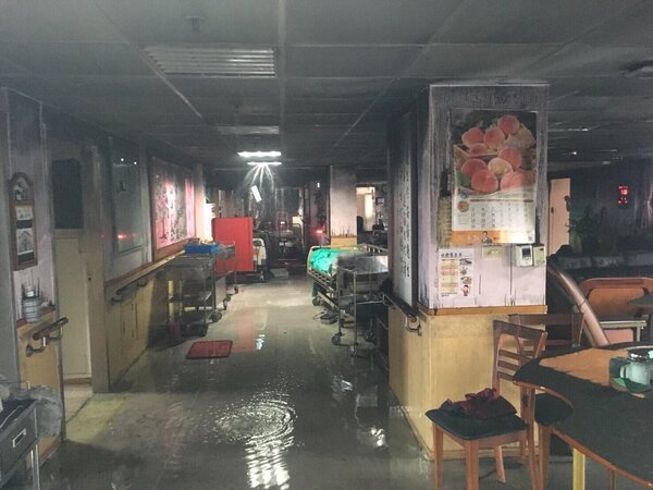 位於新莊區的衛福部立台北醫院7樓安寧病房13日凌晨發生火警造成9死10重傷6輕傷慘事。圖／新北市消防局