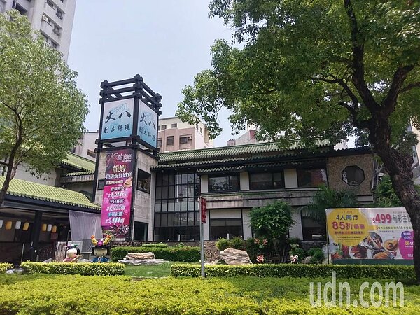 同樣位在高雄市四維路上的大八四維店營業到8月15日，雖然仍打著七、八月優惠的招牌，但今天是營業的最後一個假日。記者謝梅芬／攝影 