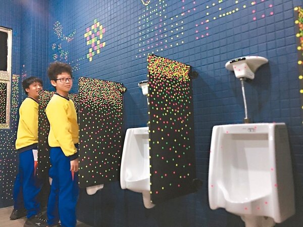 虎林國中廁所「草間彌生」風，螢光圓點貼紙在暗色牆上，燈光一關立刻呈現另一種氛圍。 圖／聯合報系資料照片