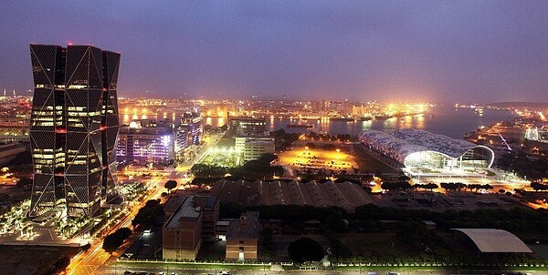 中鋼退休潮進入高峰期,五年內離退2,500人,由於中鋼規定65歲必須退休,包含總經理在內多位高階主管將陸續於二年內屆齡,但65歲對民營企業仍是「壯年」,已有非常多國內外鋼廠摩拳擦掌準備延攬。圖為中鋼總部大樓與高軟園區形成的軸線。記者劉學聖/攝影