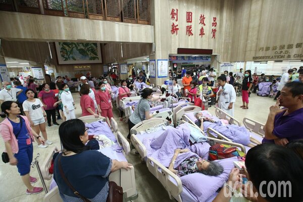 新莊區署立台北醫院清晨發生火警，醫院大廳擠滿了逃生的住院病患。記者林澔一/攝影 