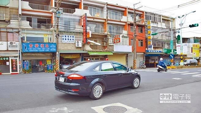 陸軍航空特戰指揮部附近住戶飽受航空噪音之苦,居民希望市府能與軍方協調,爭取權益。(甘嘉雯翻攝)