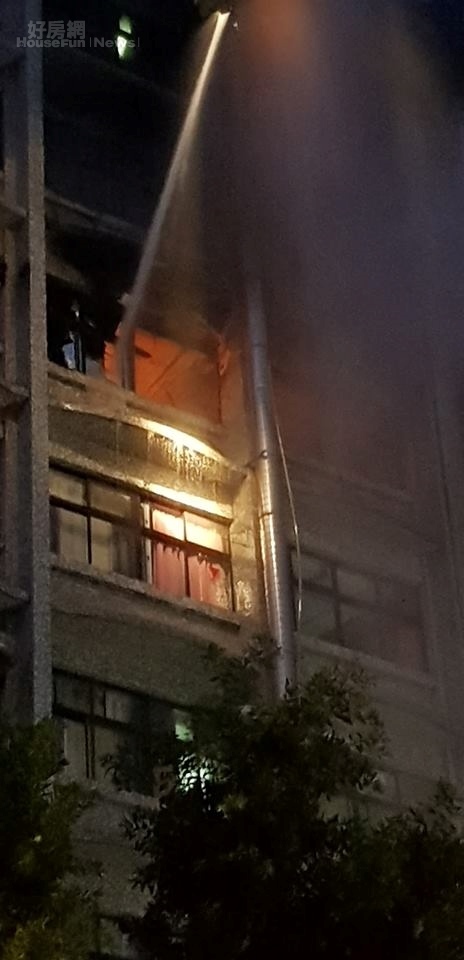 台北醫院火警，7樓7Ａ病房一時火勢猛烈，雲梯車沖水灌救