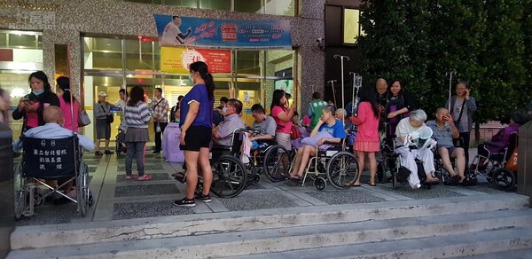 台北醫院新莊分院火警，病患坐輪椅躲至門外