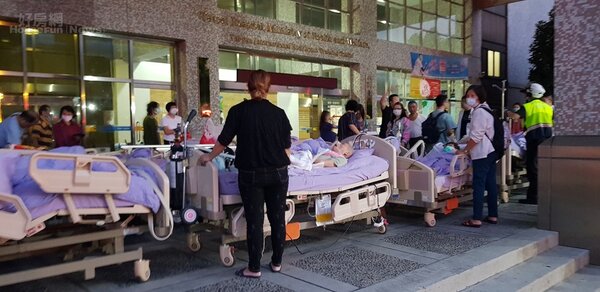 台北醫院火警，病患只能在醫院門外走廊疏散