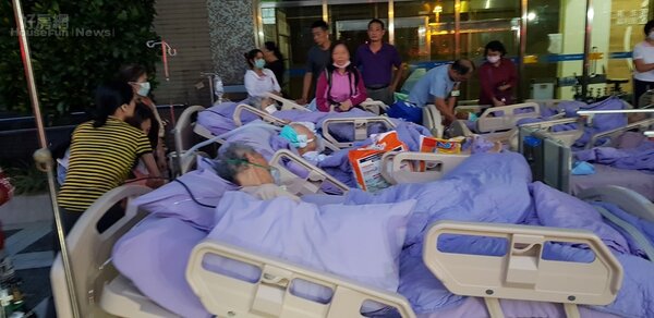 台北醫院新莊分院火警，病患只能躺到醫院大門外大廳