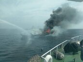最新／海面突竄黑煙　賞鯨船起火旅客獲救