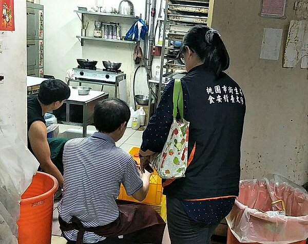 桃園市衛生局派人前往桃園市使用元山蛋品變近、逾期蛋液的下游71家店家稽查和要求蛋液回收下架。圖／衛生局提供
