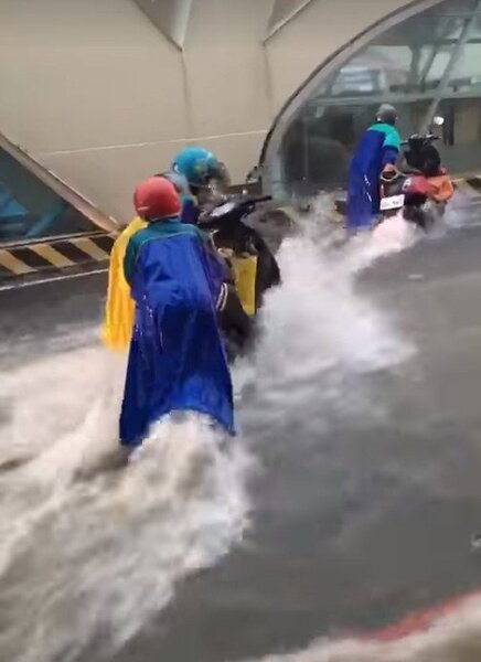 台中市台灣大道淹水嚴重，台中榮總附近成河。圖╱取自臉書爆料公社