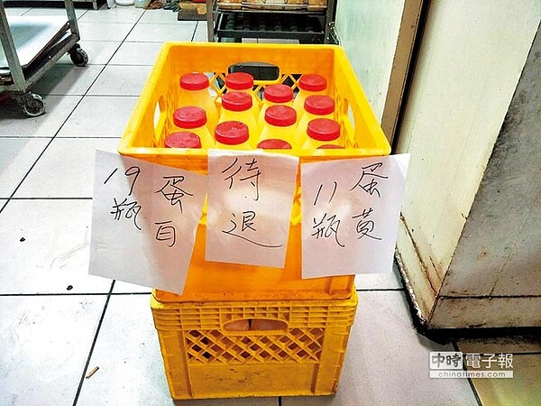 桃園市衛生局發動回收作業,將問題蛋液收回查封。(衛生局提供)