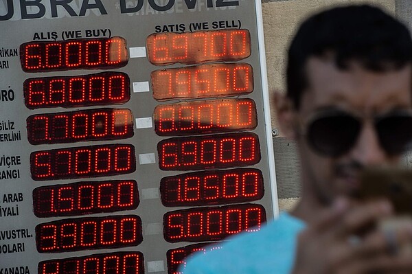 里拉周一重挫逾6.5%至6.88里拉兌1美元,率全球新興市場貨幣崩跌。法新社