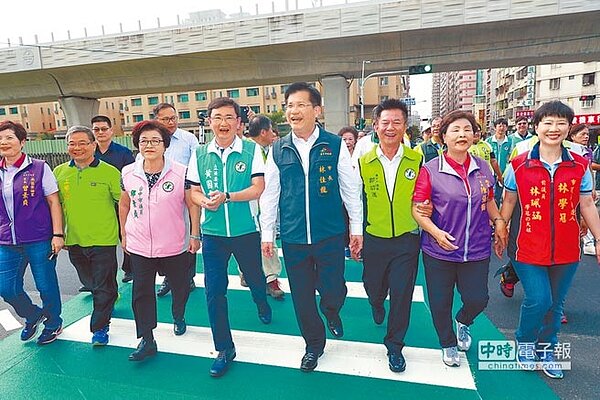 南區學府路與西區公館路13日開放通車,在道路正式開通後,市長林佳龍與地方民代也一起邁步從學府路步行到公館路口。(馮惠宜攝)