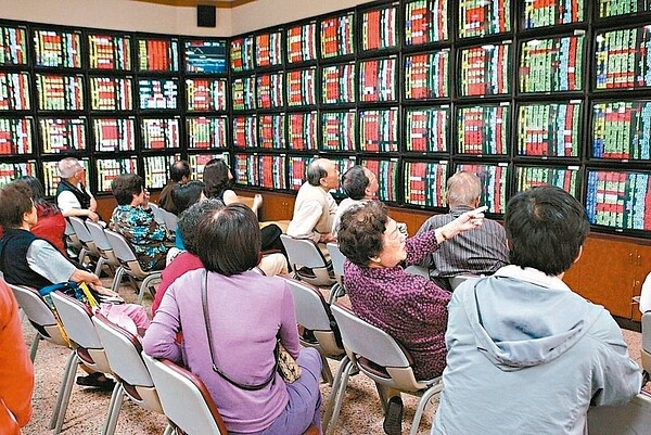 MSCI公布季度調整,在MSCI全球標準指數方面,台灣個股無增刪。但昨(13)日大盤指數長黑摜破年線,技術面轉弱,短線趨勢不利多方。圖/聯合報系資料照