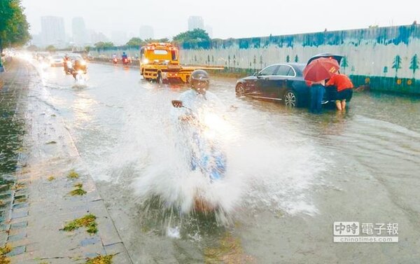 台中市13日下午下起豪大雨，麻園頭溪水暴漲，造成永春東二路及永春東三路淹水。（黃國峰攝）
