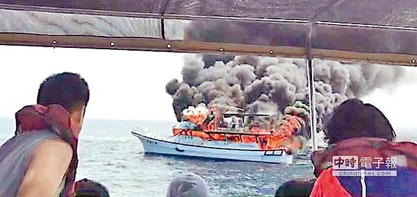 賞鯨船遊客平安接駁至另一艘賞鯨船,無人傷亡。(許家寧翻攝)