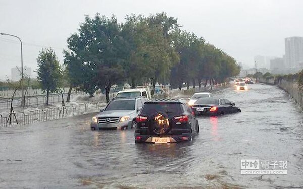 台中市13日下午豪大雨，麻園頭溪水暴漲，造成大淹水，4輛汽車拋錨。（鎮平里長提供）
