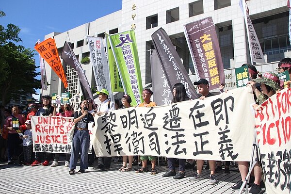 黎明幼兒園自辦重劃爭議多年,自救會今天到台中高分院門口召開「黎明迫遷在即,捍衛司法正義」記者會。記者林敬家/攝影