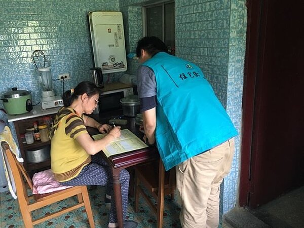 住發處今年首度試辦65歲以上身心障礙者到府收件服務,已陸續徵詢106年度符合資格者意願,預計8月中旬起安排至個別住所或鄰近公共場所收件。圖/市府住發處提供