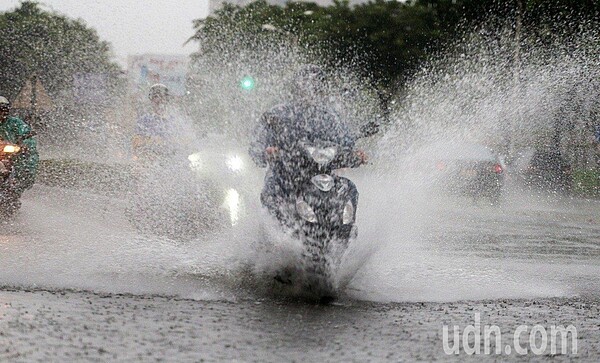 中央氣象局表示，受西南風與台灣東方海面低氣壓影響，全台劇烈雨勢至少持續到周五。聯合報系資料照