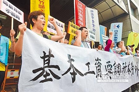 團結工聯14日至勞動部前要求將基本工資調至月薪2萬8862元、時薪182元。工聯表示,全台仍有208萬名勞工領取基本工資,高達4成勞工月薪不足3萬,在物價飆漲的時代,幾乎難以生存。(杜宜諳攝)