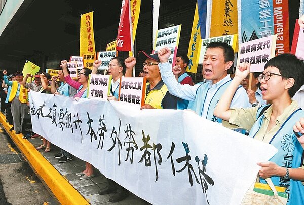 勞動部明天審議基本工資,勞團昨到勞動部要求調高基本工資。 記者鄭超文/攝影