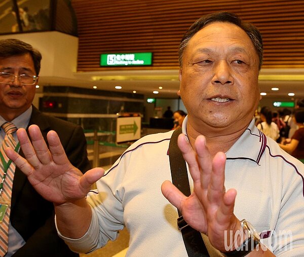 前往肯亞旅遊的冠裕機械公司董事長吳鵬德，遭到河馬攻擊咬傷左腳，14日下午隨團返抵桃園機場，說明事發經過前後僅幾秒鐘，只有1秒鐘做決定。記者陳嘉寧／攝影 