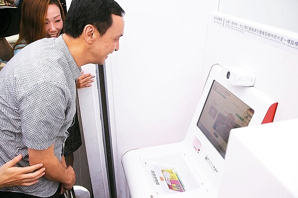 新北市圖書館總館等四處已裝設「人臉辨識」系統,直接「刷臉」就可借書及門禁通關,新北市長朱立倫昨搶先體驗。 記者魏翊庭/攝影