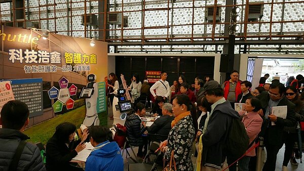 北市周末將舉辦「青銀總動員」就業博覽會,提供中高齡就業機會。 記者莊琇閔/攝影