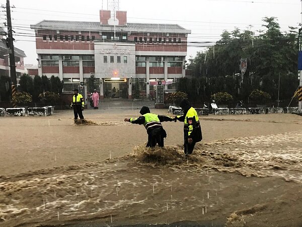 午後的大雷雨又造成員林地區淹水,東山派出所前已深達膝蓋。 聯合報系資料照/記者凌筠婷翻攝