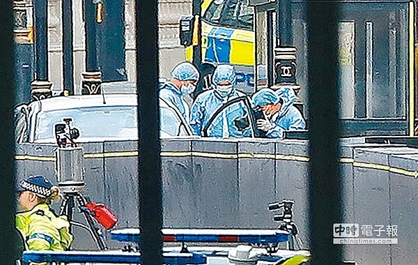 英國倫敦市14日上午7點半左右，一名男子駕駛小轎車，高速駛向國會大廈「西敏宮」，撞倒多名路人及單車騎士，最後撞上反恐路障。事件導致3人受傷，涉案司機被捕，動機未明，但當局定調為恐怖攻擊，由反恐警方接手調查。（法新社）