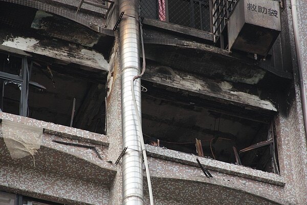 衛福部台北醫院13日凌晨四時許發生大火,失火病房外牆被濃煙燻得焦黑,已造成12人死亡。 圖/聯合報系資料照片
