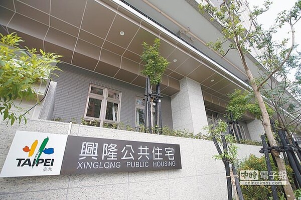 市議員洪健益質疑，市府不僅4年2萬戶公宅跳票，市長柯文哲還獨攬功勞。（陳怡誠攝）