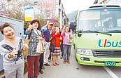 公車終於開進來　光華里歡喜揭牌