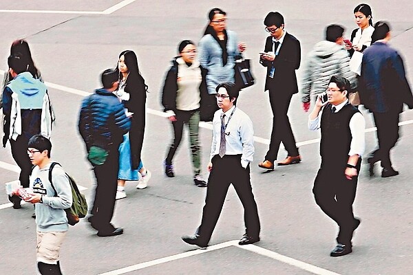 1111人力銀行公布上班族升遷現況調查,有47.39%的上班族工作至今沒有任何升遷的經驗。 圖/聯合報系資料照片