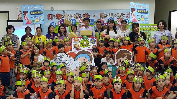 高雄市衛生局表示,今年全國腸病毒重症至今已有25例、死亡7例,較去年同期9例、死亡1例高出許多,各幼托園所及機構應掌握學童請病假事由及健康追蹤監測,落實通報、停課等防疫機制。圖/高雄市衛生局提供