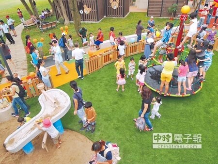 新北市林口運動公園設置第一座小熊為意象的共融式特色公園，場內設置旋轉盤、沙坑等有趣遊具，15日一宣布啟用即吸引6百位小朋友前來。（吳岳修攝）